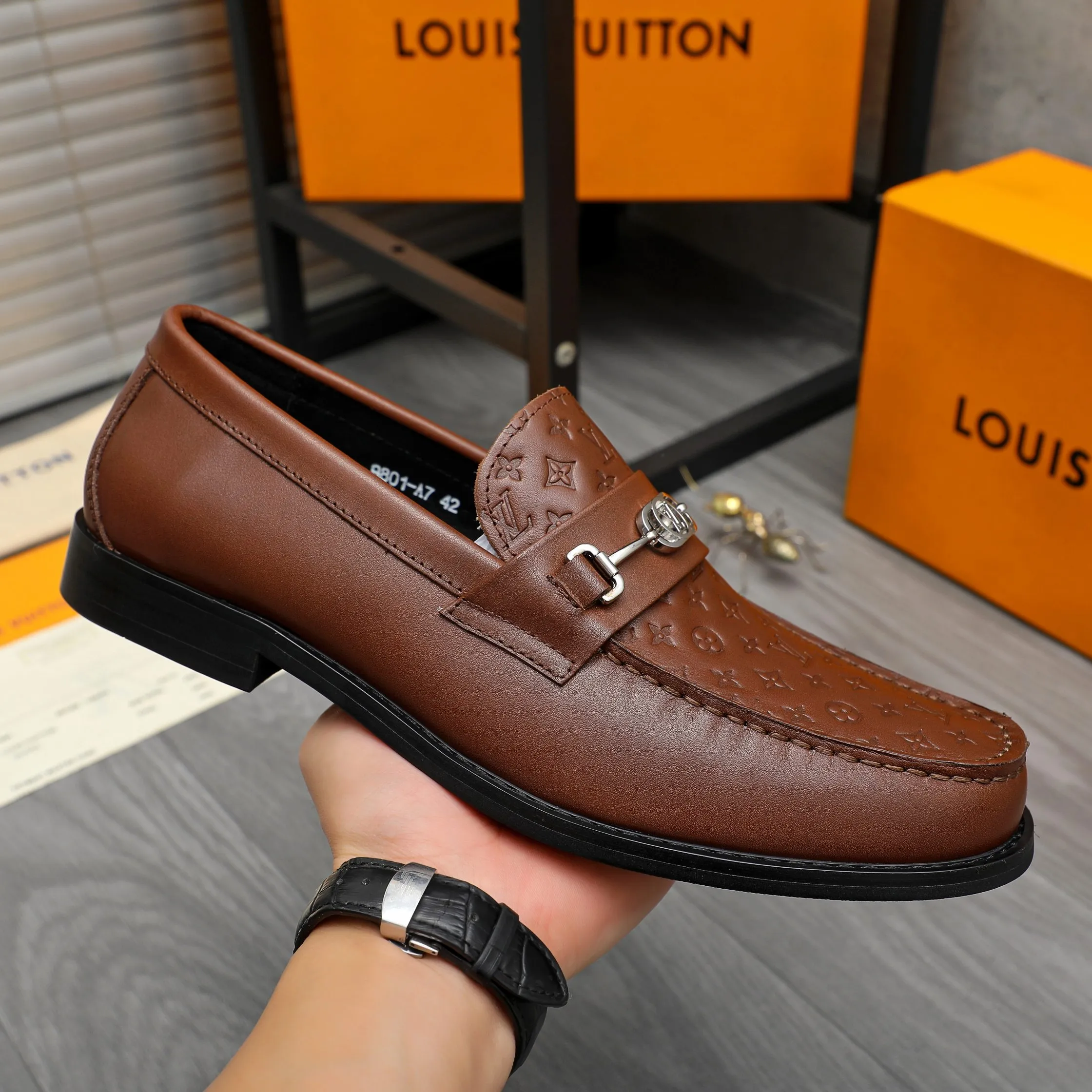 Men's shoes 💰p460 Product trademark: LV (Louis Vuitton) business slip-on leather shoes. Regular size: 38-45 (45 is custom-made and non-returnable) Product materials: Selected high-quality embossed cowhide upper, cowhide lining, original rubber outsole